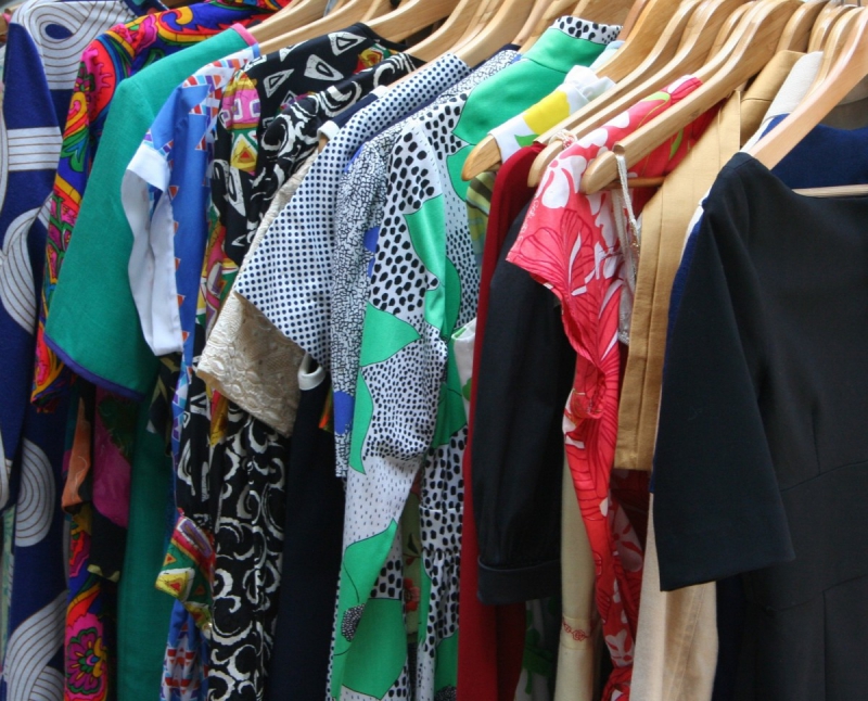 association-ST SAUVEUR SUR TINEE-min_dresses_apparel_clothing_clothes_clothes_hangers_wooden_hangers_retail_shop_closet-1149845